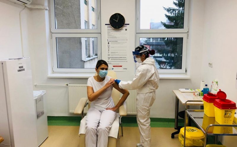 Peste 10.000 de români au fost vaccinaţi împotriva COVID-19 până joi seara. Câți dintre aceștia au fost la Cluj