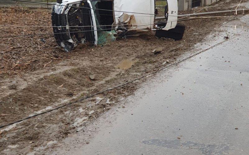 Cascadorie periculoasă în Cluj. Un șofer a rămas captiv în autoturismul răsturnat