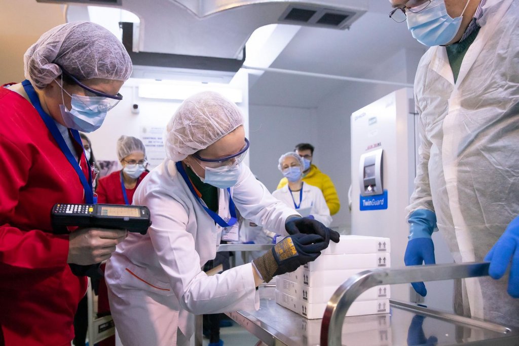 Gest greu de înțeles: un farmacist a contaminat intenționat 500 de doze de vaccin anti-COVID