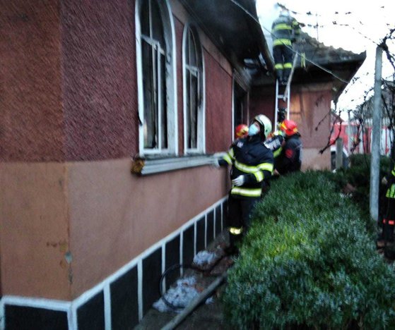 Explozie urmată de incendiu, în judeţul Cluj. O femeie a fost găsită fără viaţă în locuinţa distrusă