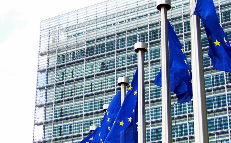 Reacția Comisiei Europene la criticile privind campania lentă și întârziată de vaccinare în statele UE