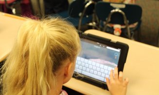 13 școli din Cluj au primit tablete dotate cu internet gratuit și nelimitat