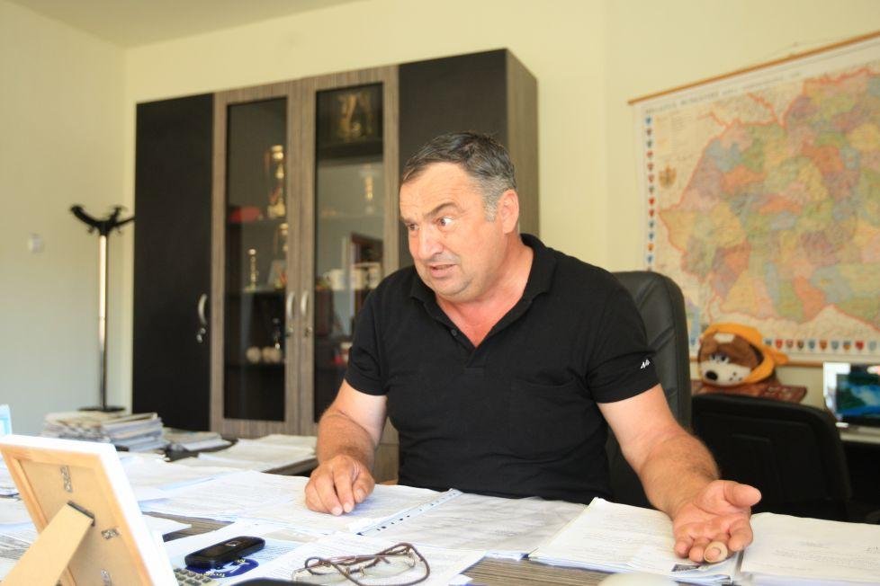 Un primar din Cluj i-a făcut "nebuni" pe reprezentanții unui ONG care i-au cerut burse pentru elevi. "Nu am bani pentru educație!"