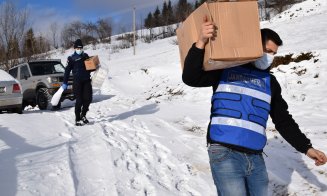 Cadouri de la jandarmi pentru 15 familii din zone montane greu accesibile din Cluj