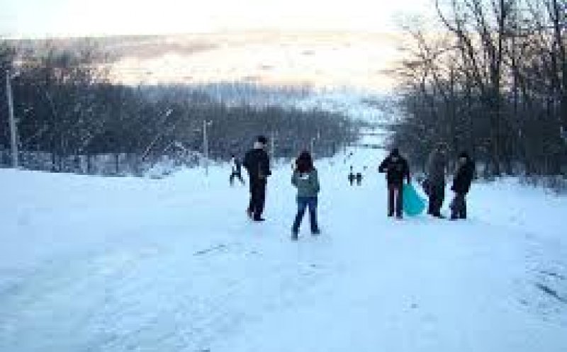 Tânără dispărută, găsită fără viață lângă o pârtie de schi.  Crimă sau sinucidere?