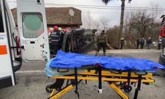 Mașină răsturnată pe un drum din Cluj. O femeie a rămas încarcerată