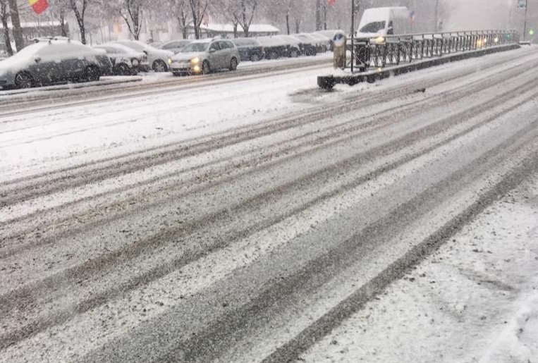 Ninsoarea nu s-a oprit. Cum se circulă pe strada Primăverii din Cluj-Napoca la ora 11?