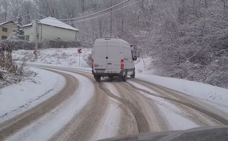 Prima ninsoare din acest an, primele problemele trafic. Dacă nu ar fi un adevărat pericol, ar fi de râs...