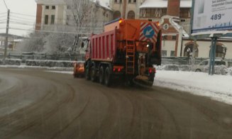 Acțiuni ample de deszăpezire la Turda. S-a intervenit pe drumuri, parcări, trotuare