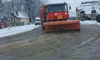 Acțiuni ample de deszăpezire la Turda. S-a intervenit pe drumuri, parcări, trotuare