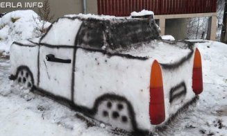 Un tânăr din Cluj a construit un trabant din zăpadă. Ideea i-a venit de la mașina sa personală