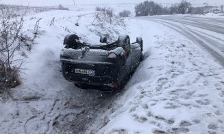 Iarna le dă mari bătăi de cap șoferilor. O mașină s-a răsturnat lângă pârtia de schi Feleacu, alta lângă Lita