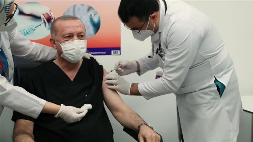 Preşedintele Turciei, Recep Erdogan, s-a vaccinat anti COVID-19 în direct, la televiziune, cu vaccinul chinezesc