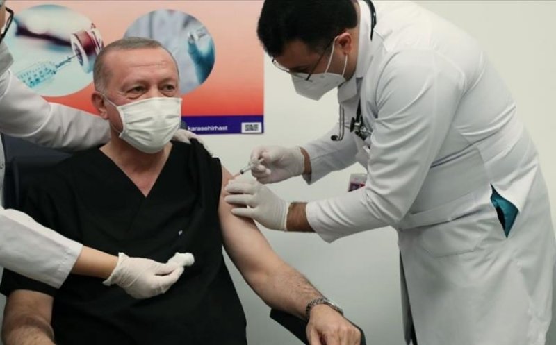 Preşedintele Turciei, Recep Erdogan, s-a vaccinat anti COVID-19 în direct, la televiziune, cu vaccinul chinezesc
