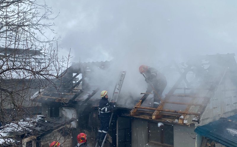 Incendiu la o casă din Cluj. Vecinii au ținut focul sub control până au sosit pompierii