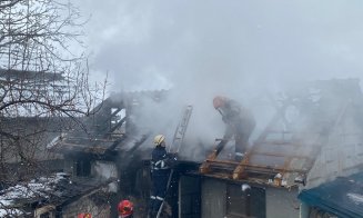 Incendiu la o casă din Cluj. Vecinii au ținut focul sub control până au sosit pompierii