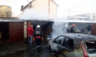 La un pas de tragedie. Incendiu la o maşină, parcată într-o zonă de garaje de cartier