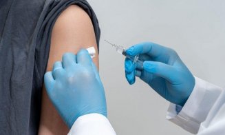 Trei pe un loc, la vaccin. Un spital s-a trezit cu 200 de programări pe zi, deşi poate vaccina doar 60 de pacienţi