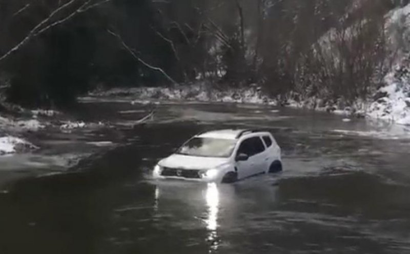 Cu mașina la apă. Un șofer s-a încumetat să traverseze Arieșul, într-o zonă periculoasă