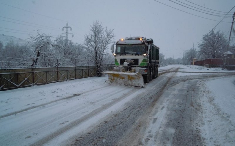 Peste 600 de tone de material antiderapant împrăștiate pe drumurile din Cluj