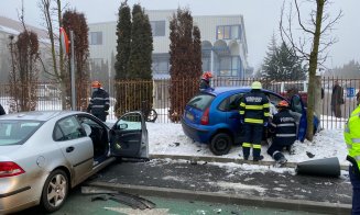 Accident într-o intersecție cu Bună Ziua. Mașinile implicate au ajuns pe trotuar