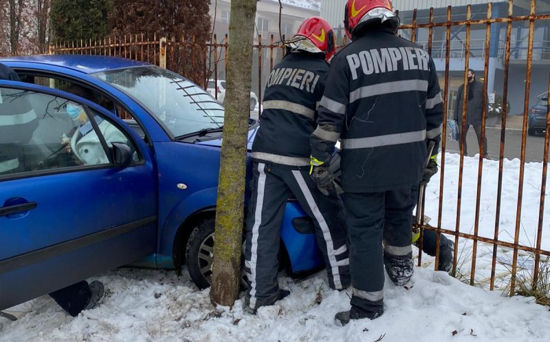 Accident pe Bună Ziua. Mașinile implicate au ras pista de biciclete și trotuarul