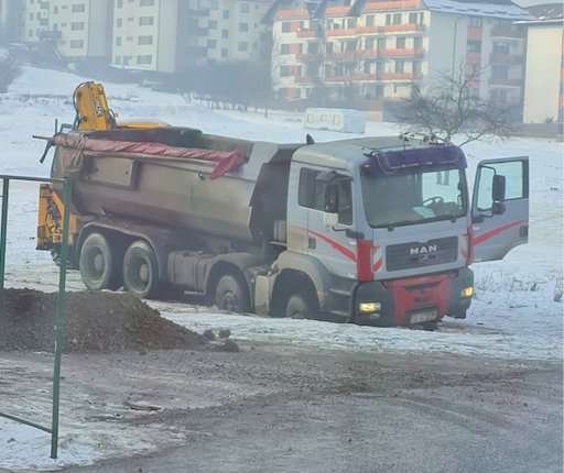 Basculante blocate pe străzile din Florești din cauza gropilor