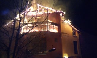 UPDATE Incendiu la o casă din Cluj. Pompierii au intervenit timp de două ore