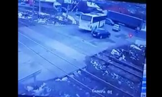 Inconștiență la volan. Un autobuz plin cu muncitori a trecut o cale ferată în Jucu, exact când s-a lăsat  bariera