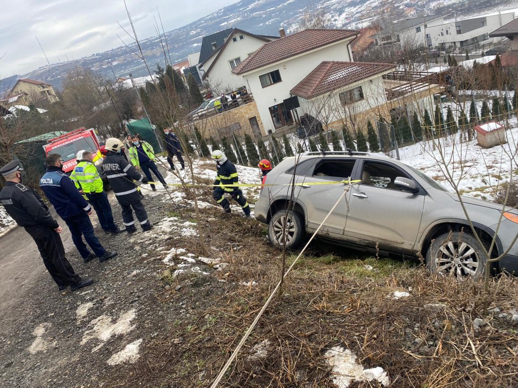 Autoturism pe cale să se prăbușească la Cluj. Două femei au fost salvate de trecători