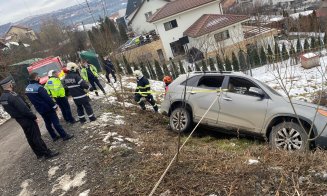 Autoturism pe cale să se prăbușească la Cluj. Două femei au fost salvate de trecători