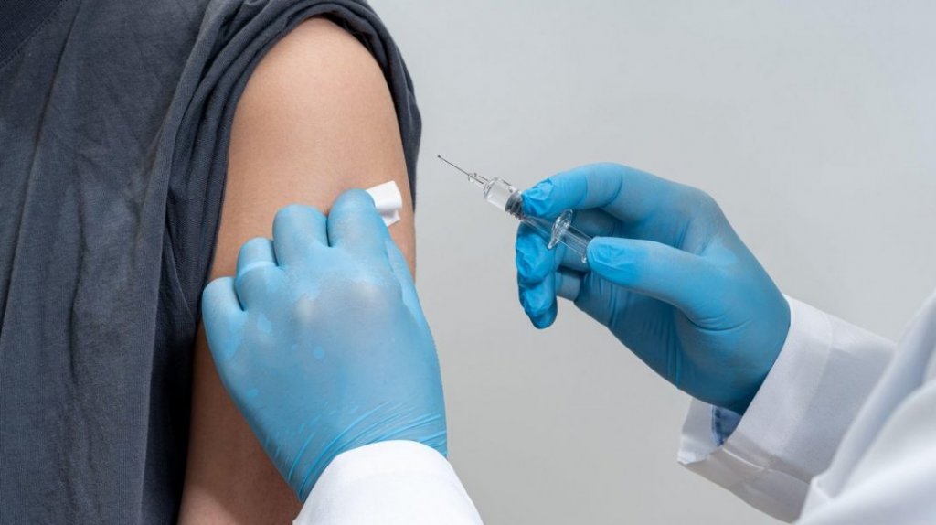 Sfaturi de la medici. Ce să mănânci și ce să nu bei după vaccinare