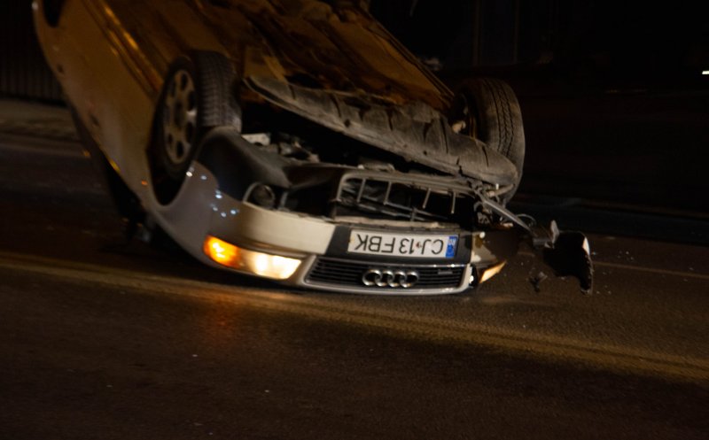 Cascadorie periculoasă lângă Iulius Mall! O mașină s-a răsturnat cu roțile în sus