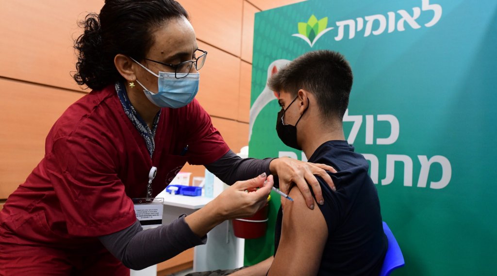 Şi adolescenții sunt vaccinaţi în Israel. Campania de vaccinare dă roade