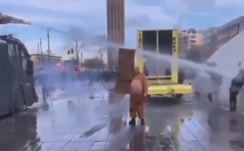 O tânără, grav rănită după ce poliția a îndreptat spre ea un tun de apă: „Am o fractură de craniu și 15 copci“