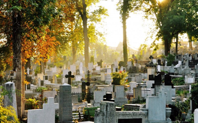 Un clujean, în loc să îşi poată înmormânta soţia, e îngropat cu drumuri şi hârtii de Administraţia Cimitirelor. Ce spune Primăria