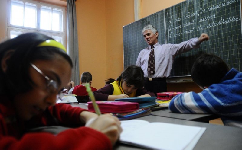 Studiu: părinții și profesorii vor redeschiderea școlilor, dar elevii se cam codesc