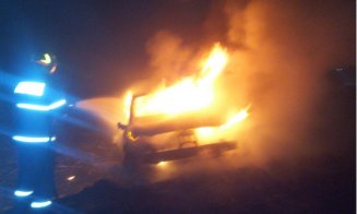 Accident la Cluj. Mașina a ars ca o torță imediat după impact. În ce stare e șoferul