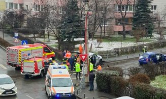 Accident în Mărăști! Un șofer a ajuns pe trotuar. Oamenii se plâng de vizibilitatea redusă