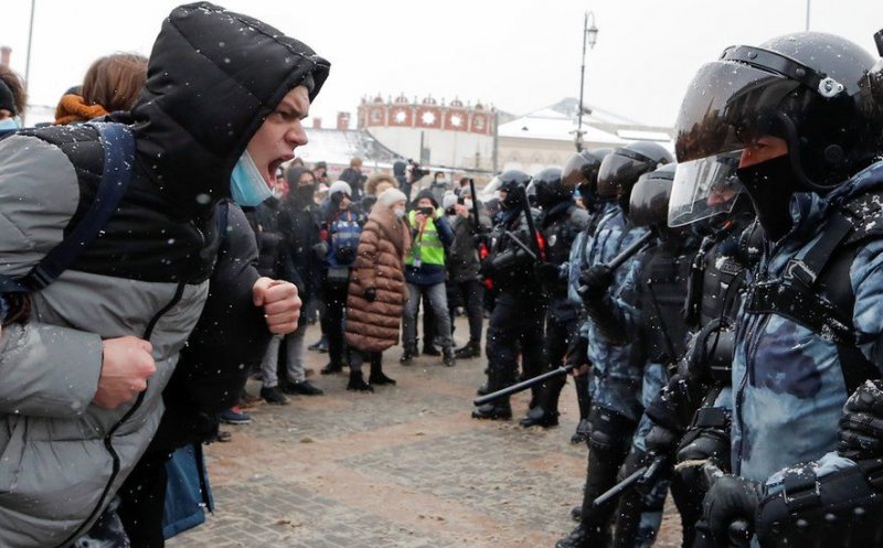 Mii de persoane au fost reţinute la protestele din Rusia