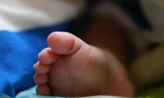 A murit bebelușul, aflat în stare gravă la spital după botezul în cristelniţă