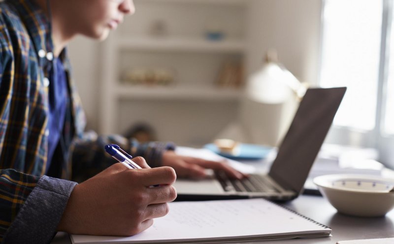 Începe şcoala pe 8 februarie? Cele patru scenarii  în care se mai poate face şcoală online
