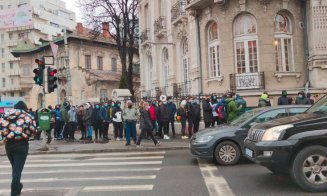 România reală: Sute de oameni au uitat complet de pandemie și s-au înghesuit să primească un burger gratis!