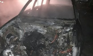 Spaimă cumplită pentru un șofer din Cluj, după ce mașina i-a luat foc.  De la ce a pornit incendiul