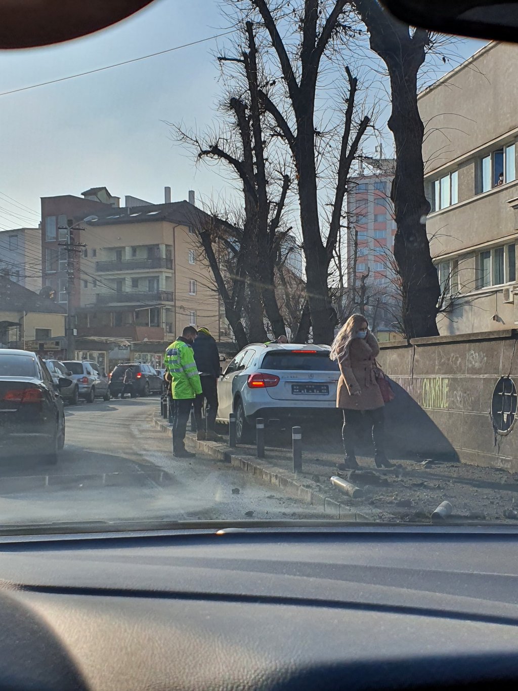 Mai mulți stâlpișori din zona Pieței Mihai Viteazu, MĂTURAȚI de un șofer imprudent. A ajuns cu mașina pe trotuar!