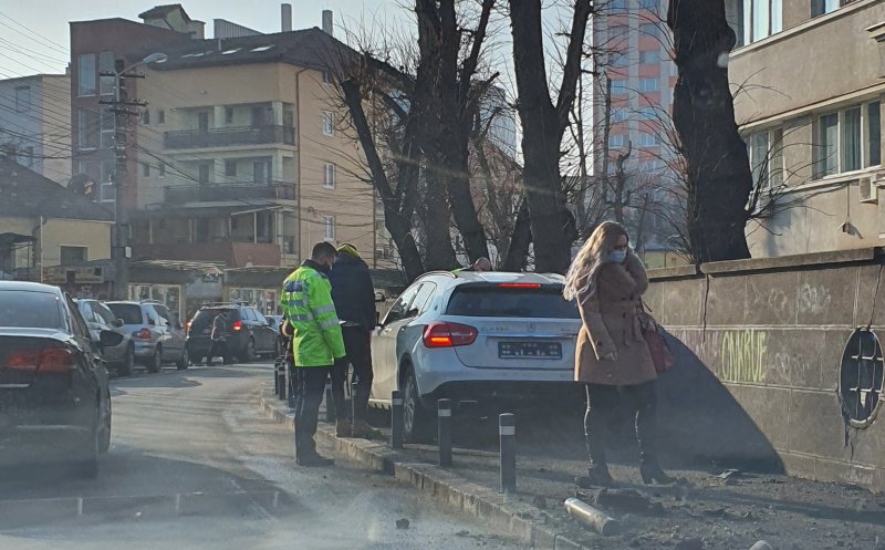 Mai mulți stâlpișori din zona Pieței Mihai Viteazu, MĂTURAȚI de un șofer imprudent. A ajuns cu mașina pe trotuar!