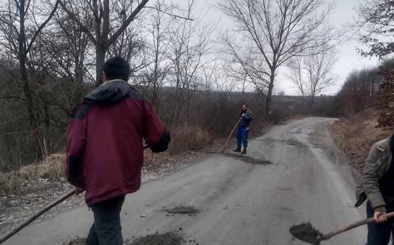 Nu au mai aşteptat după autorităţi. Trei bărbaţi au astupat gropile din satul clujean în care locuiesc
