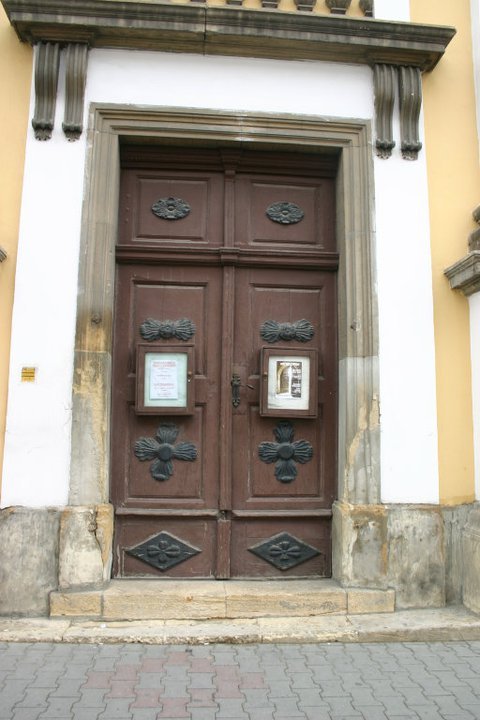Sunt tăcute, dar ascund în spatele lor visuri sau drame neștiute. Porțile vechi din Cluj, adevărate opere de artă