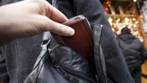 Două hoațe minore cu "experiență", prinse în flagrant într-un magazin