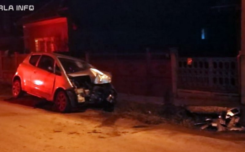 Prăpăd la Gherla: Un șofer imprudent a rupt un copac și s-a izbit de un stâlp de electricitate